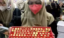 Emas Antam Sabtu ini anjlok Rp50.000 ke angka Rp2,348 juta/gram
