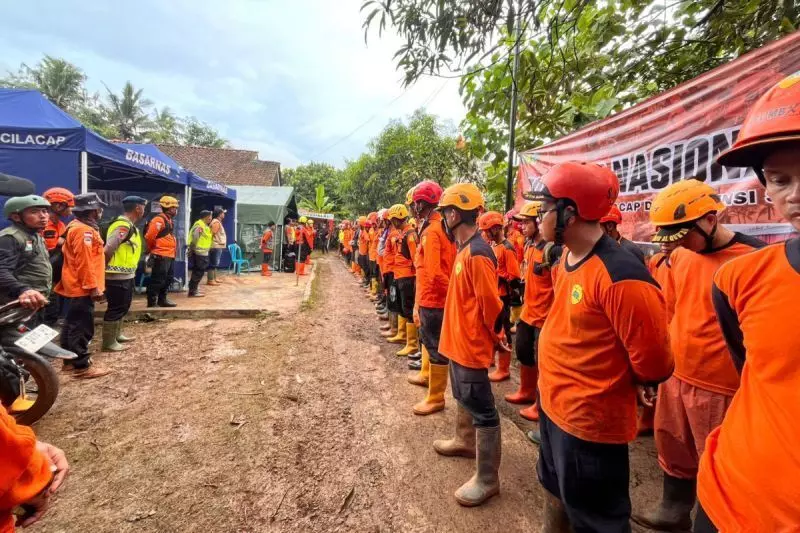 Tim SAR persempit sektor pencarian korban bencana longsor di Cilacap Tim SAR persempit sektor pencarian korban bencana longsor di Cilacap