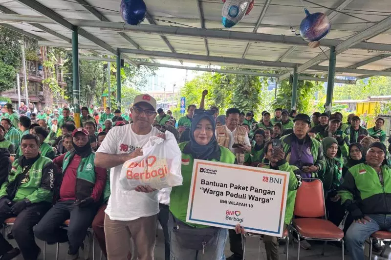 Komunitas 98 peduli sosial bagikan ribuan sembako di Jakarta dan Medan Komunitas 98 peduli sosial bagikan ribuan sembako di Jakarta dan Medan