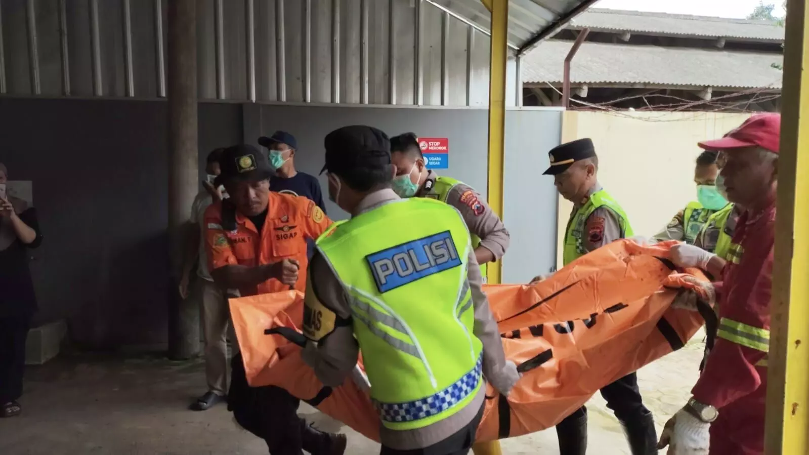 Tim DVI Polri diterjunkan untuk identifikasi korban Longsor di Cibeunying Tim DVI Polri diterjunkan untuk identifikasi korban Longsor di Cibeunying