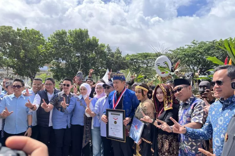 Tari Tuping 12 Wajah pecahkan rekor MURI dunia di Lamsel Fast 2025 Tari Tuping 12 Wajah pecahkan rekor MURI dunia di Lamsel Fast 2025