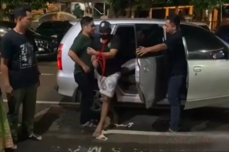 Polda Metro Jaya tangkap polisi gadungan yang curi mobil di Jaktim Polda Metro Jaya tangkap polisi gadungan yang curi mobil di Jaktim