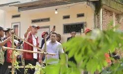 Wamensos Agus Jabo salurkan santunan korban longsor Cilacap, tinjau ke lokasi bencana