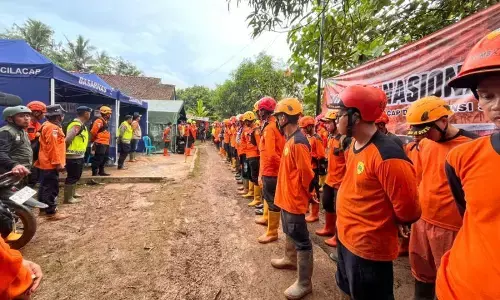 Tim SAR persempit sektor pencarian korban bencana longsor di Cilacap Tim SAR persempit sektor pencarian korban bencana longsor di Cilacap