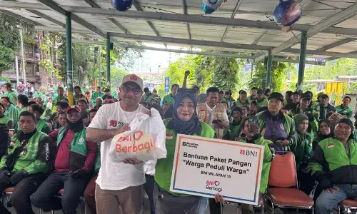 Komunitas 98 peduli sosial bagikan ribuan sembako di Jakarta dan Medan Komunitas 98 peduli sosial bagikan ribuan sembako di Jakarta dan Medan