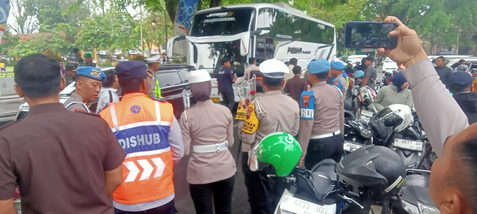 Hari pertama Operasi Zebra Candi 2025, Polres Salatiga bagikan bunga . Hari pertama Operasi Zebra Candi 2025, Polres Salatiga bagikan bunga .
