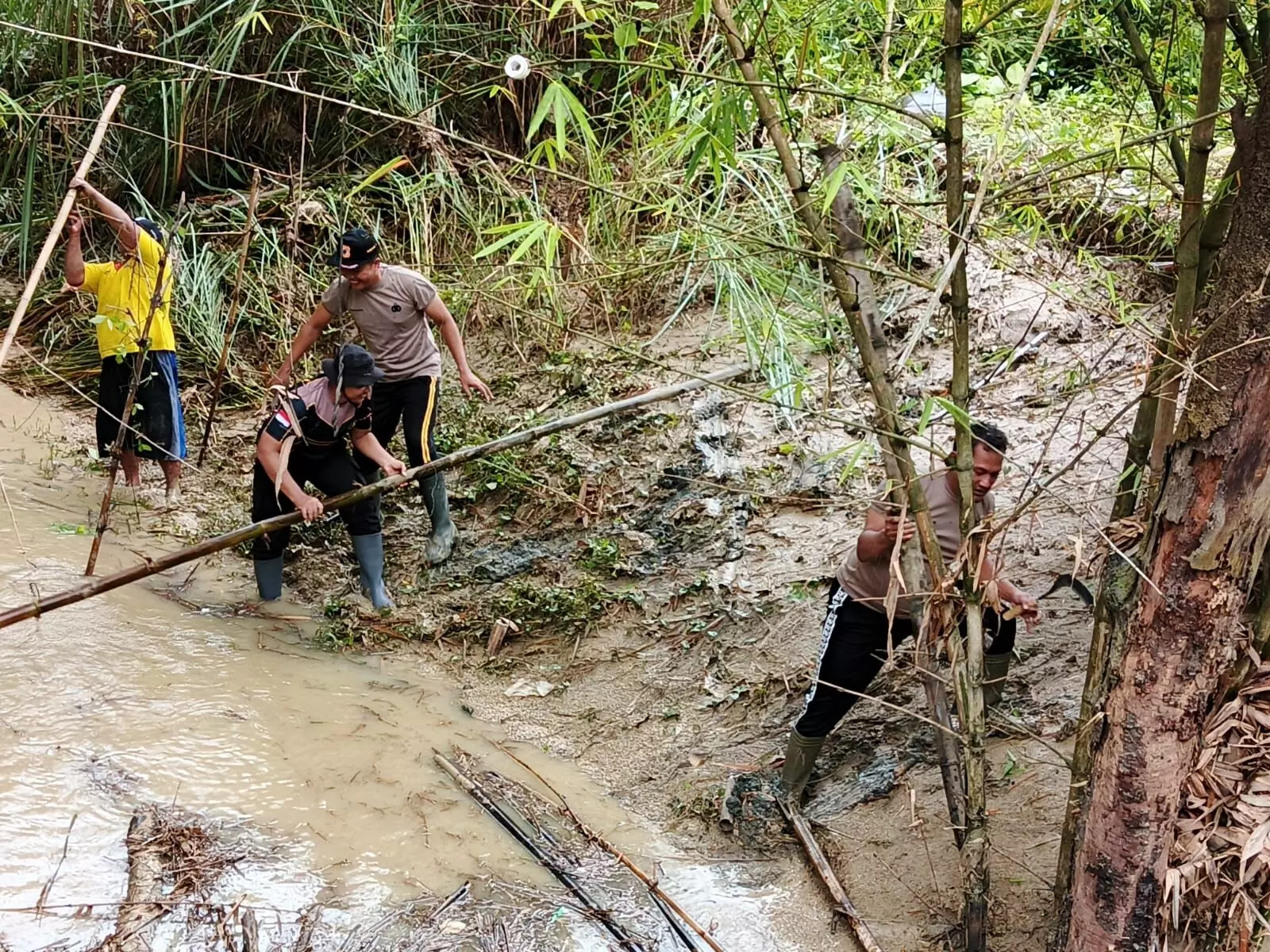 Antisipasi banjir, tiga pilar Kecamatan Kedungbanteng gelar aksi bersih sungai Antisipasi banjir, tiga pilar Kecamatan Kedungbanteng gelar aksi bersih sungai