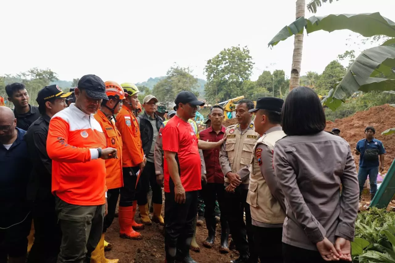 Ahmad Luthfi minta percepatan relokasi dan recovery warga korban longsor Cilacap Ahmad Luthfi minta percepatan relokasi dan recovery warga korban longsor Cilacap