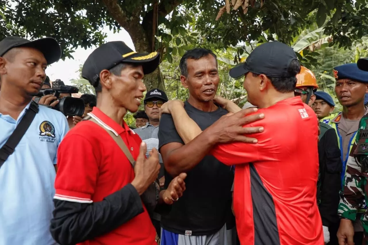 Longsor Cilacap: Air mata dan harapan Sariman agar ditemukan anak istrinya Longsor Cilacap: Air mata dan harapan Sariman agar ditemukan anak istrinya