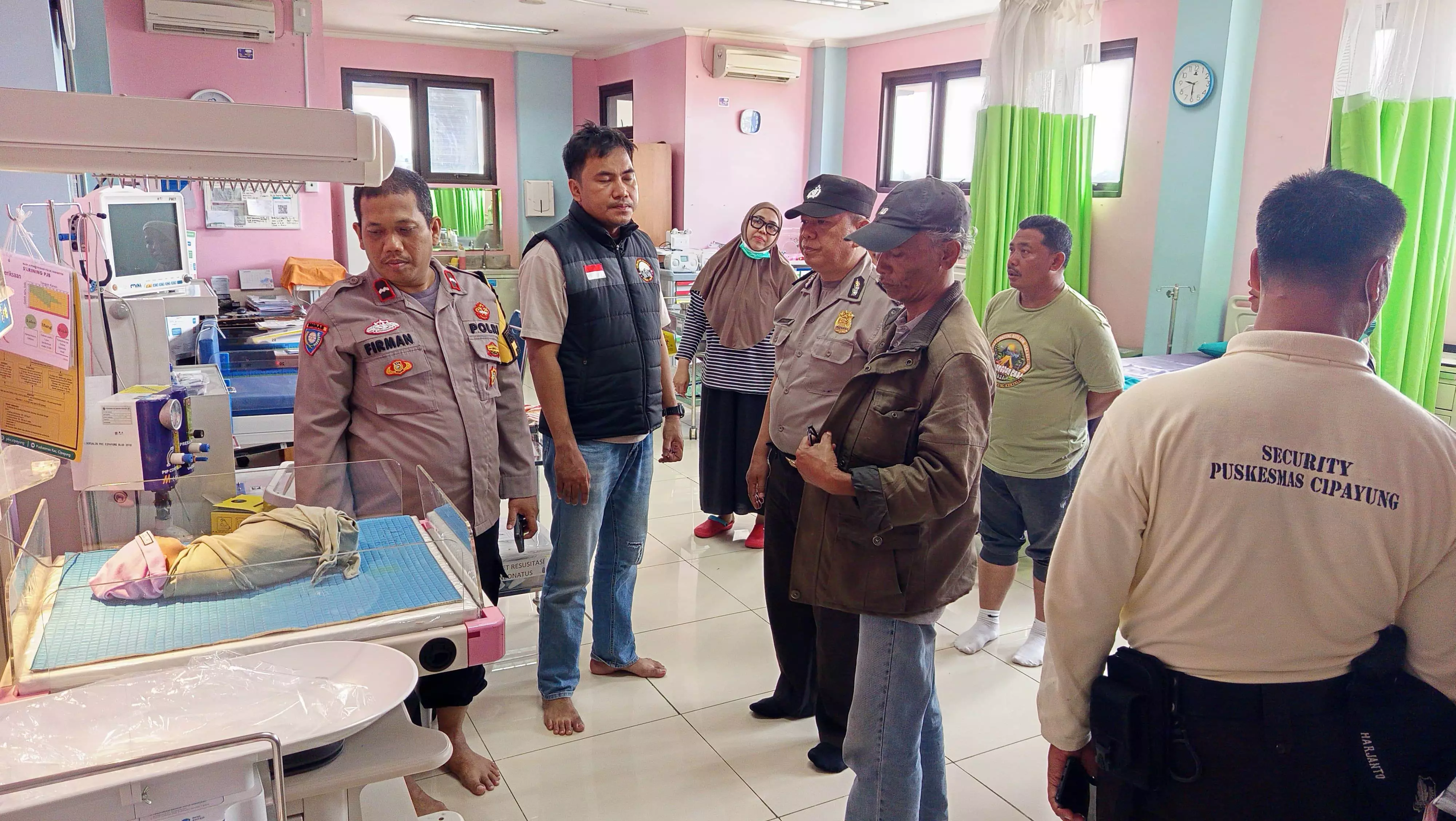 Bayi perempuan dibuang ke tempat sampah, polisi lakukan penyelidikan Bayi perempuan dibuang ke tempat sampah, polisi lakukan penyelidikan