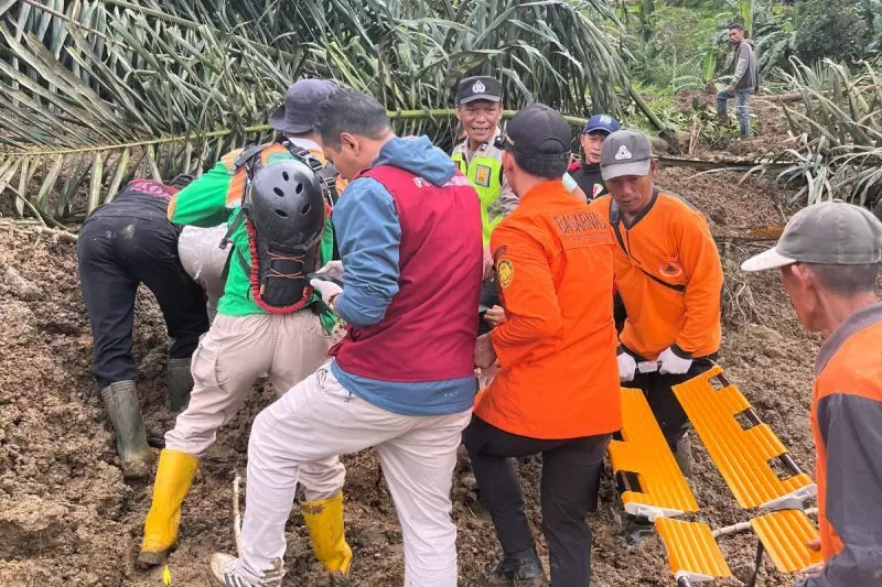 SAR evakuasi dua korban meninggal dunia akibat longsor Banjarnegara SAR evakuasi dua korban meninggal dunia akibat longsor Banjarnegara
