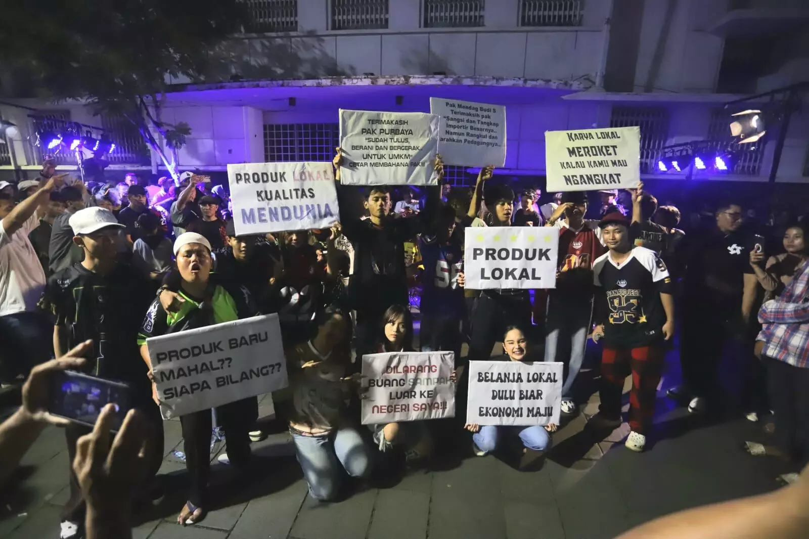 UMKM gelar aksi Jersey untuk Pak Menteri apresiasi stop pakaian bekas ilegal UMKM gelar aksi Jersey untuk Pak Menteri apresiasi stop pakaian bekas ilegal