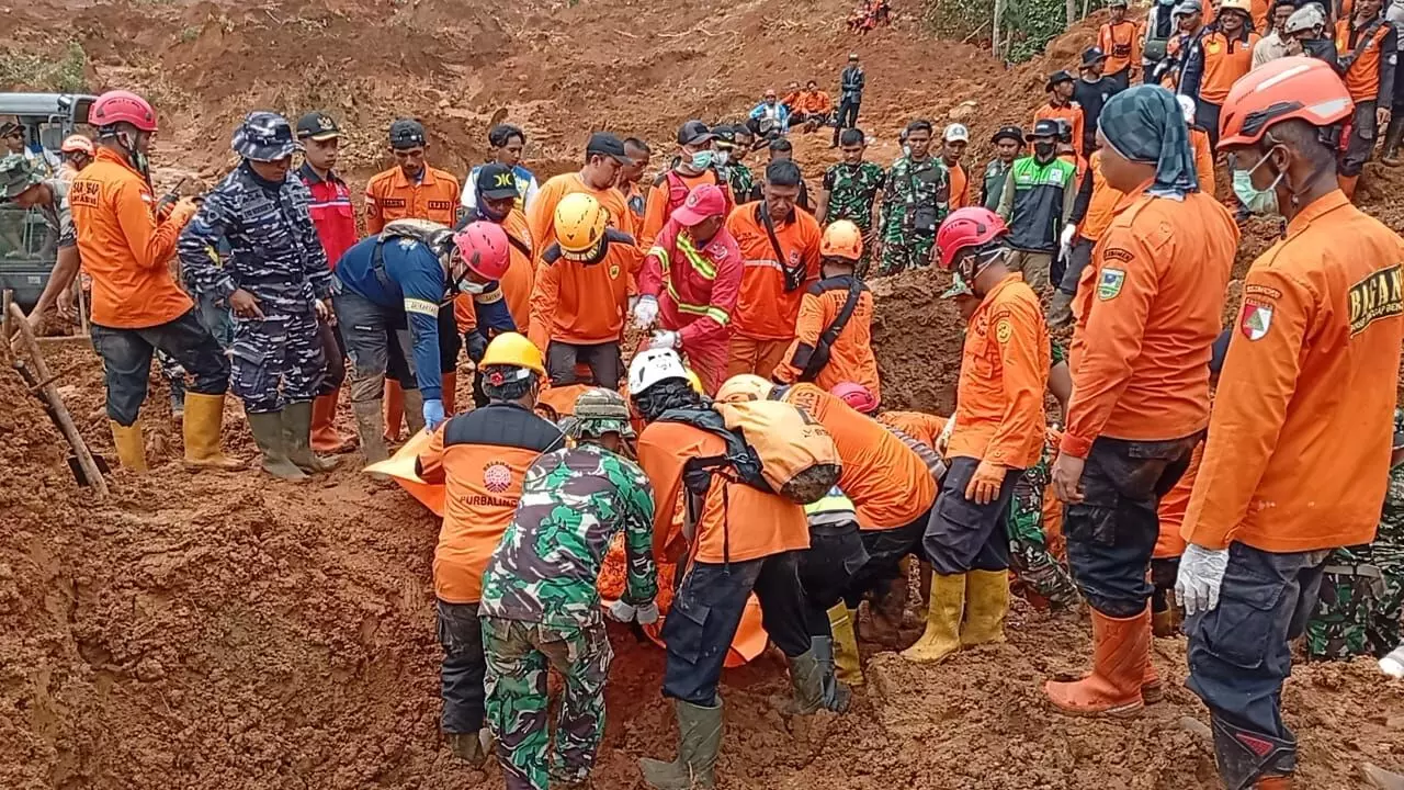 Strategi operasi SAR longsor Majenang diperkuat: 21 ekskavator dan 9 anjing pelacak dikerahkan Strategi operasi SAR longsor Majenang diperkuat: 21 ekskavator dan 9 anjing pelacak dikerahkan