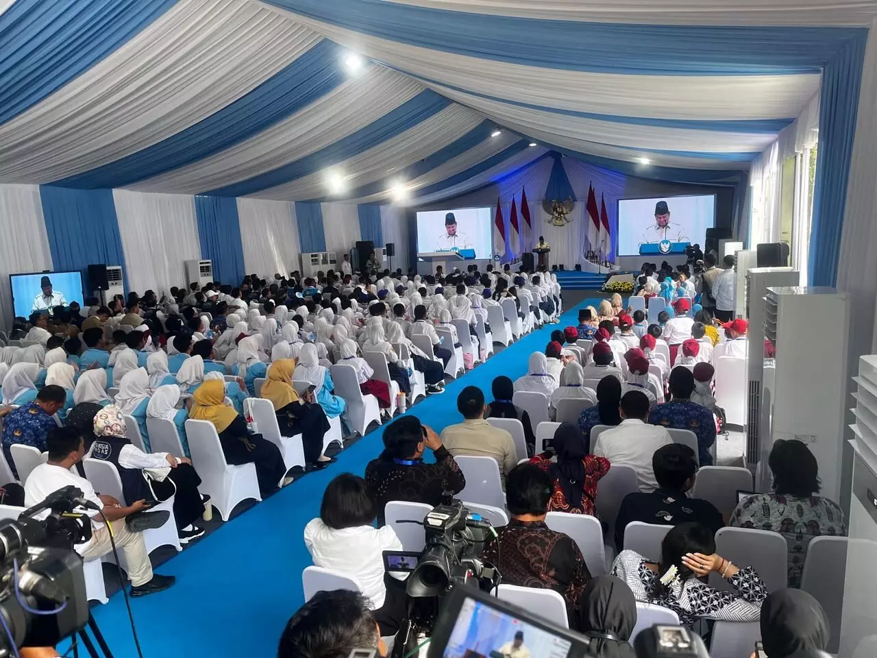 Presiden targetkan 1 juta panel interaktif dipasang di sekolah-sekolah tahun depan Presiden targetkan 1 juta panel interaktif dipasang di sekolah-sekolah tahun depan