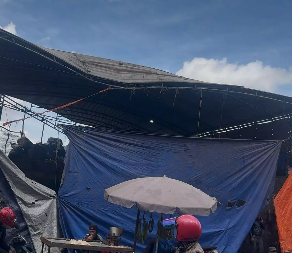 Usai sampah diangkut, bau menyengat masih tersisa di TPS Pasar Sederhana Usai sampah diangkut, bau menyengat masih tersisa di TPS Pasar Sederhana