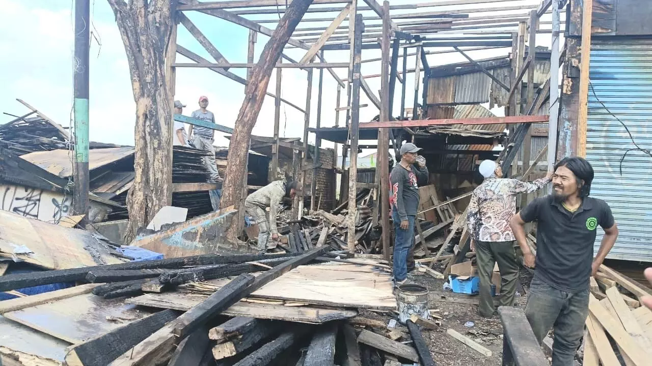 Kios Pasirkoja Bandung mulai dibenahi usai kebakaran Kios Pasirkoja Bandung mulai dibenahi usai kebakaran