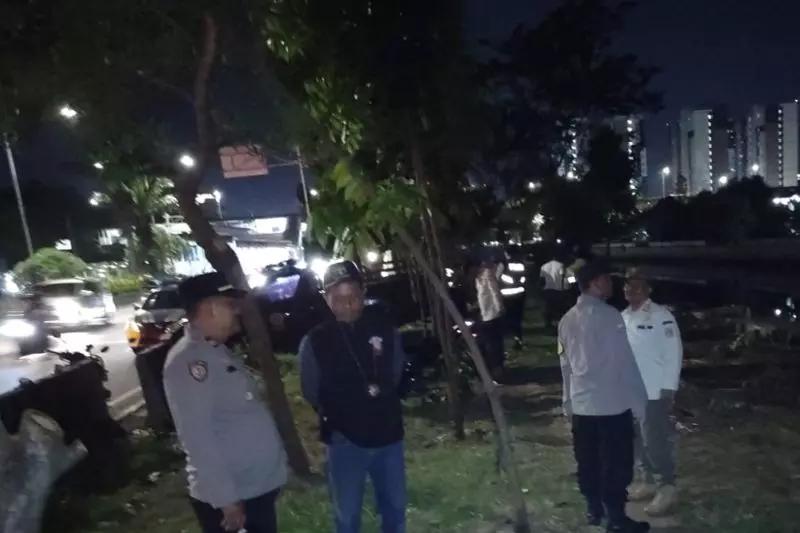 Petugas gabungan antisipasi prostitusi Taman Daan Mogot Jakbar Petugas gabungan antisipasi prostitusi Taman Daan Mogot Jakbar