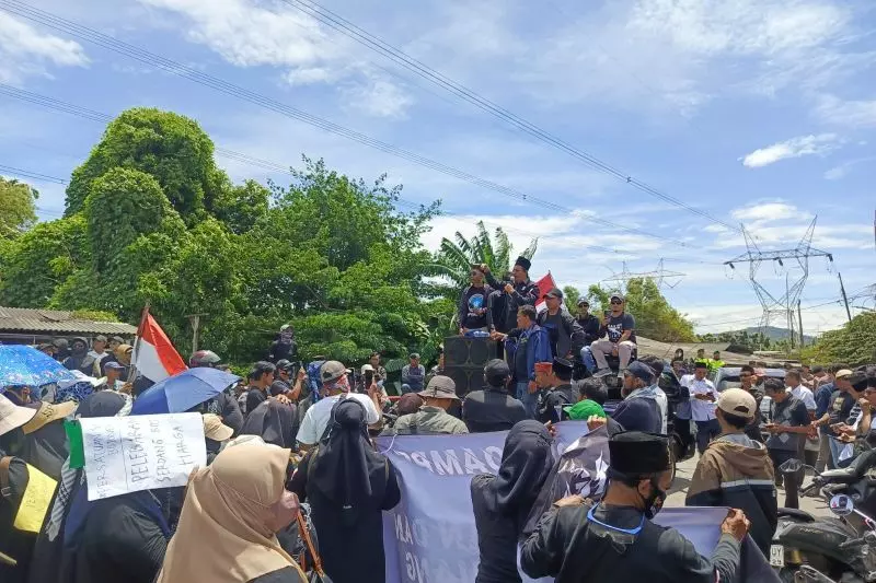 Warga blokade Simpang Bojonegara protes truk tambang Warga blokade Simpang Bojonegara protes truk tambang