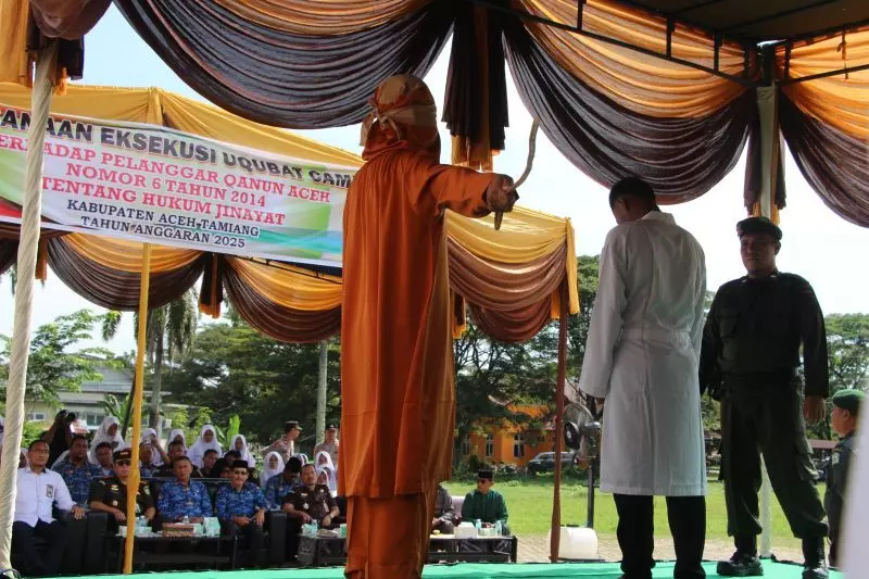 Jaksa eksekusi cambuk sepuluh terpidana judi online di Aceh Tamiang Jaksa eksekusi cambuk sepuluh terpidana judi online di Aceh Tamiang