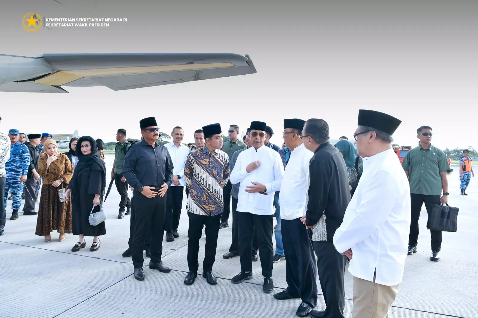 Wapres Gibran lepas keberangkatan jenazah Hj. Rugaiya Usman Wiranto ke Solo Wapres Gibran lepas keberangkatan jenazah Hj. Rugaiya Usman Wiranto ke Solo