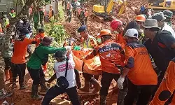 Tim SAR maksimalkan operasi pencarian korban longsor Cilacap Tim SAR maksimalkan operasi pencarian korban longsor Cilacap