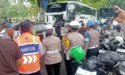 Hari pertama Operasi Zebra Candi 2025, Polres Salatiga bagikan bunga . Hari pertama Operasi Zebra Candi 2025, Polres Salatiga bagikan bunga .
