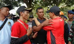 Longsor Cilacap: Air mata dan harapan Sariman agar ditemukan anak istrinya
