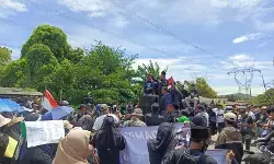 Warga blokade Simpang Bojonegara protes truk tambang