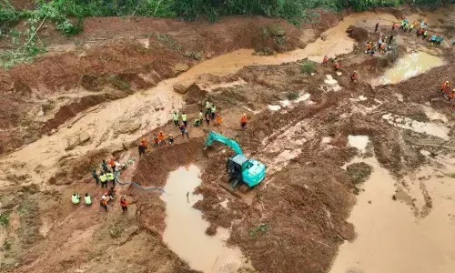 Balai desa dan sekolah jadi pusat pengungsian korban longsor Cilacap Balai desa dan sekolah jadi pusat pengungsian korban longsor Cilacap