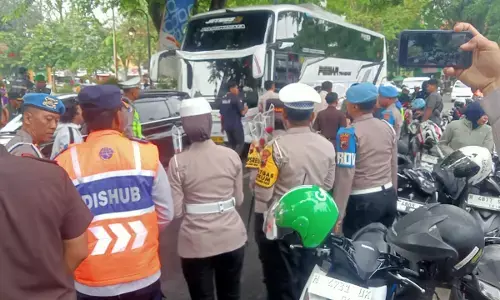 Hari pertama Operasi Zebra Candi 2025, Polres Salatiga bagikan bunga . Hari pertama Operasi Zebra Candi 2025, Polres Salatiga bagikan bunga .