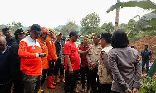 Ahmad Luthfi minta percepatan relokasi dan recovery warga korban longsor Cilacap Ahmad Luthfi minta percepatan relokasi dan recovery warga korban longsor Cilacap