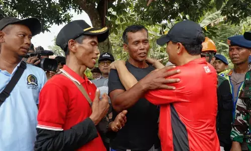 Longsor Cilacap: Air mata dan harapan Sariman agar ditemukan anak istrinya Longsor Cilacap: Air mata dan harapan Sariman agar ditemukan anak istrinya