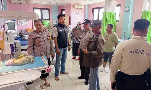 Bayi perempuan dibuang ke tempat sampah, polisi lakukan penyelidikan Bayi perempuan dibuang ke tempat sampah, polisi lakukan penyelidikan