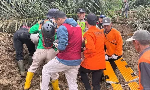 SAR evakuasi dua korban meninggal dunia akibat longsor Banjarnegara SAR evakuasi dua korban meninggal dunia akibat longsor Banjarnegara