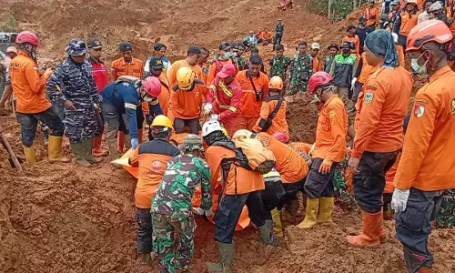 Strategi operasi SAR longsor Majenang diperkuat: 21 ekskavator dan 9 anjing pelacak dikerahkan Strategi operasi SAR longsor Majenang diperkuat: 21 ekskavator dan 9 anjing pelacak dikerahkan
