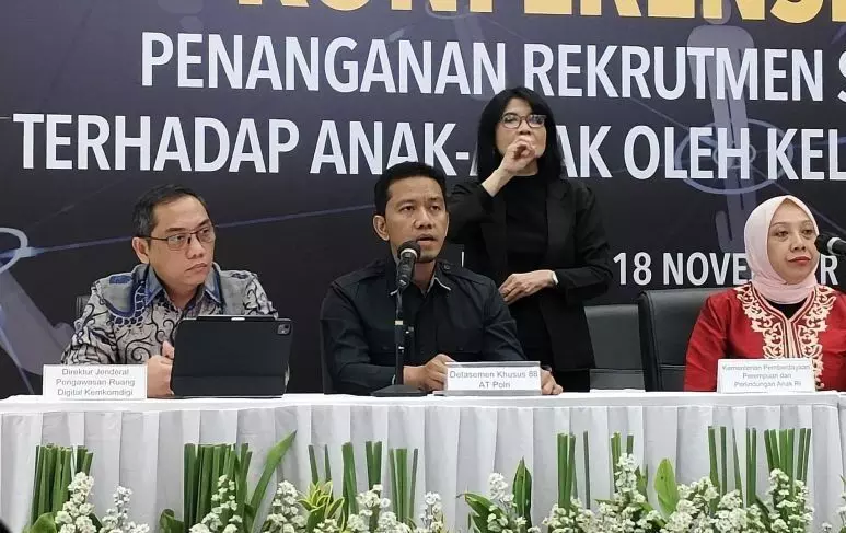 Densus 88 tangkap lima tersangka perekrut anak ke kelompok terorisme Densus 88 tangkap lima tersangka perekrut anak ke kelompok terorisme