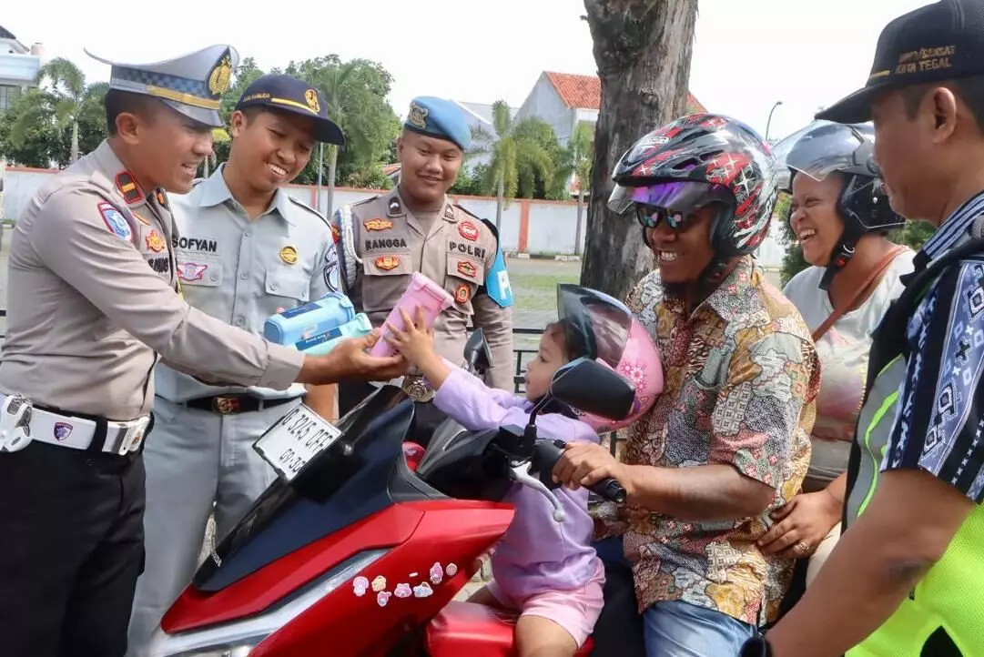 Pengendara tertib dapat souvenir, Polres Tegal Kota dorong budaya keselamatan di jalan Pengendara tertib dapat souvenir, Polres Tegal Kota dorong budaya keselamatan di jalan