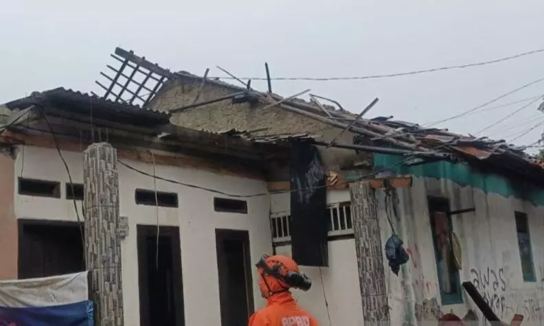 Puluhan rumah rusak diterjang angin kencang di Bogor Puluhan rumah rusak diterjang angin kencang di Bogor
