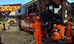 Tabrakan tiga kendaraan di Tol Cipularang, 5 tewas, puluhan luka-luka