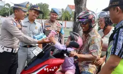 Pengendara tertib dapat souvenir, Polres Tegal Kota dorong budaya keselamatan di jalan