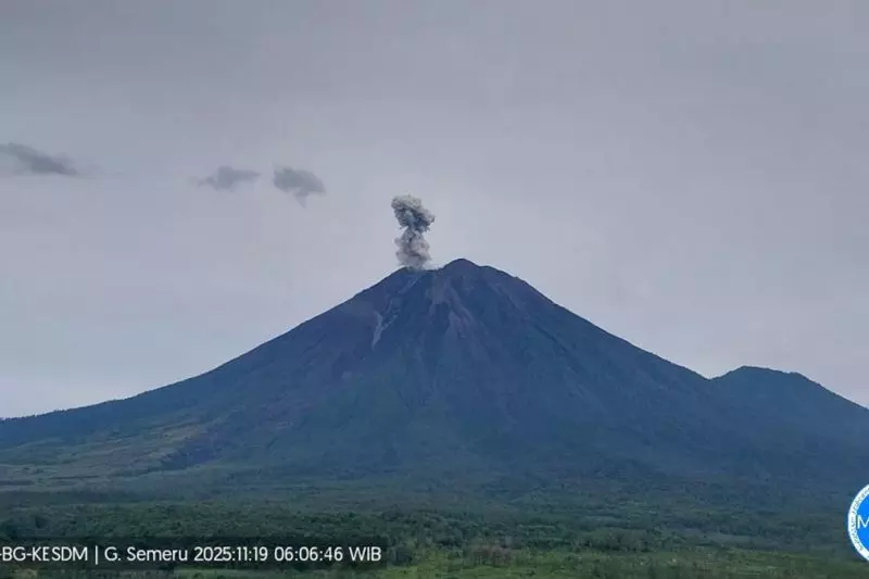 Gunung Semeru erupsi tiga kali dengan tinggi letusan 600 meter