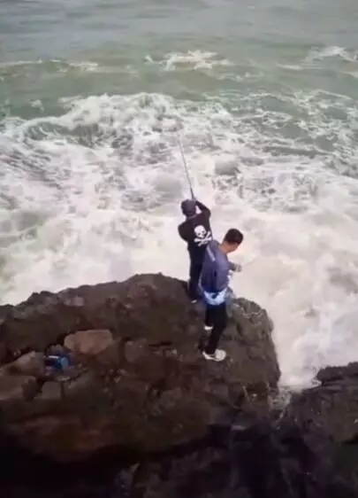 Satu dari dua pemancing yang hilang tersapu ombak, ditemukan tewas