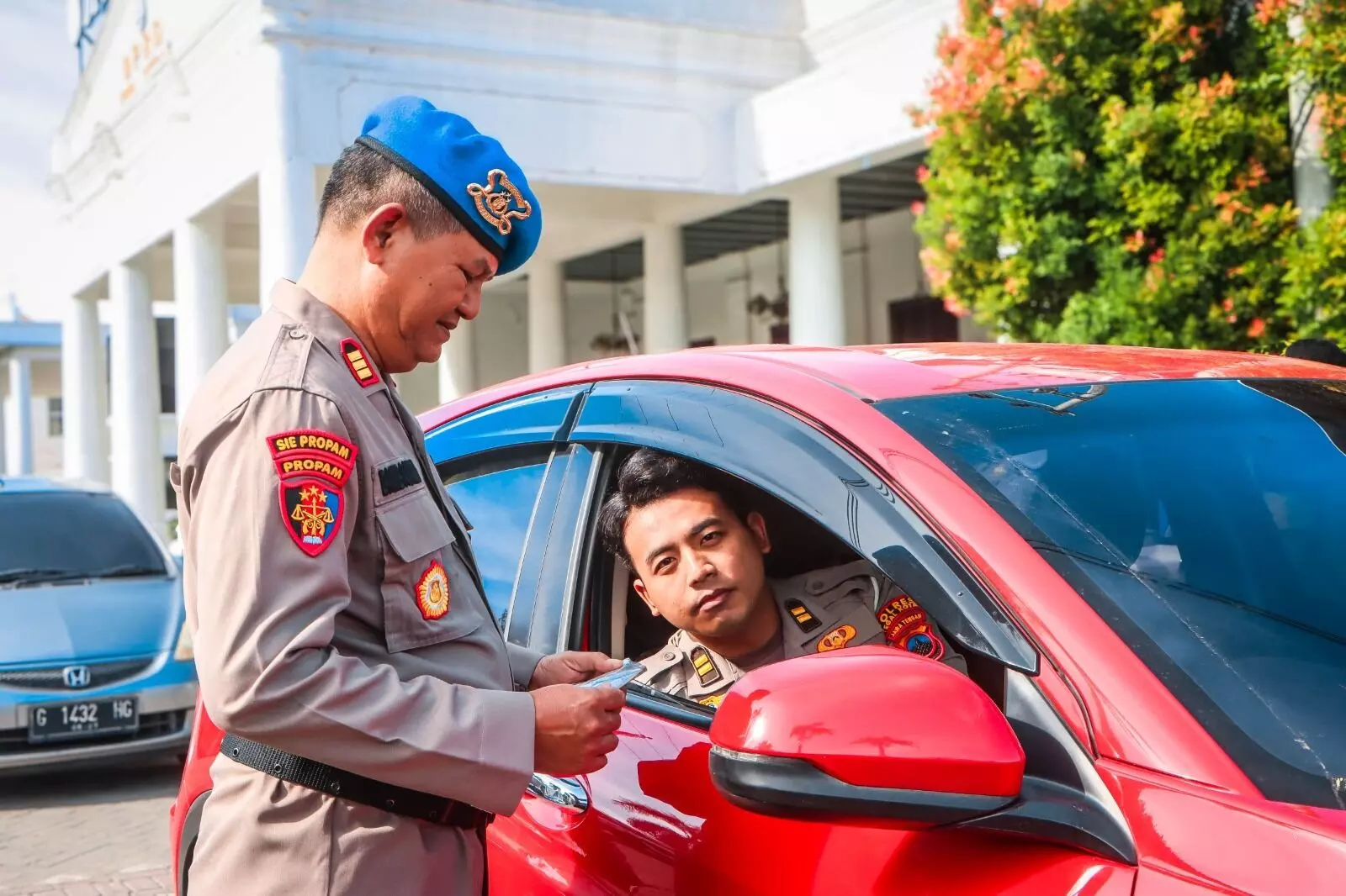 Tak hanya masyarakat, anggota Polri dan ASN Polres Tegal Kota juga dirazia Propam Tak hanya masyarakat, anggota Polri dan ASN Polres Tegal Kota juga dirazia Propam