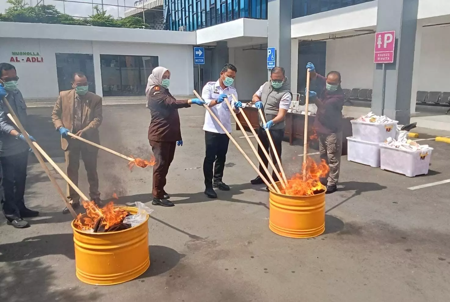 Kejari Bekasi musnahkan barang bukti narkoba, obat terlarang hingga senjata tajam