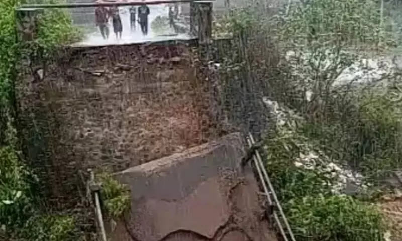 Jembatan penghubung dua desa di Lombok Timur ambruk diterjang banjir