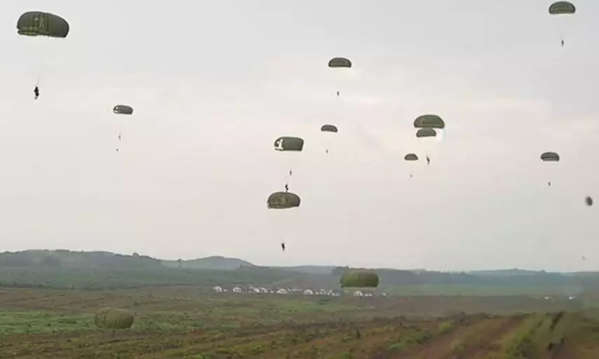 Ratusan peterjun Kostrad hiasi langit Kota Timah Babel