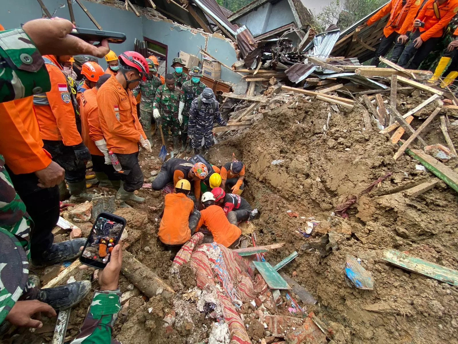 Operasi SAR longsor Situkung masuk hari keempat, satu korban kembali ditemukan