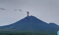 Gunung Semeru erupsi tiga kali dengan tinggi letusan 600 meter