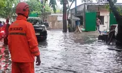 Banjir 75 cm di Kebon Pala mulai berangsur surut Banjir 75 cm di Kebon Pala mulai berangsur surut