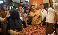 Tinjau bapok di Pasar Raya Padang, Mendag Busan pastikan stok cukup dan harga stabil jelang Nataru 2026